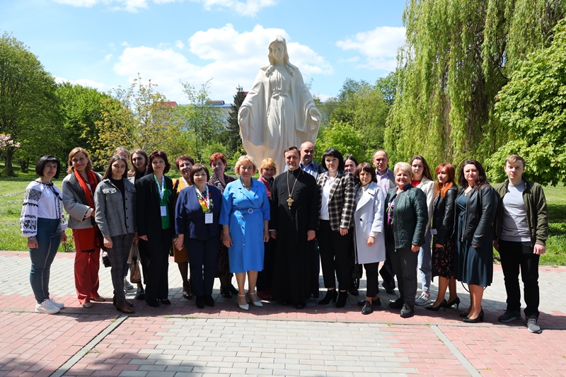 Учасники конференції з архімандритом Лаврентієм