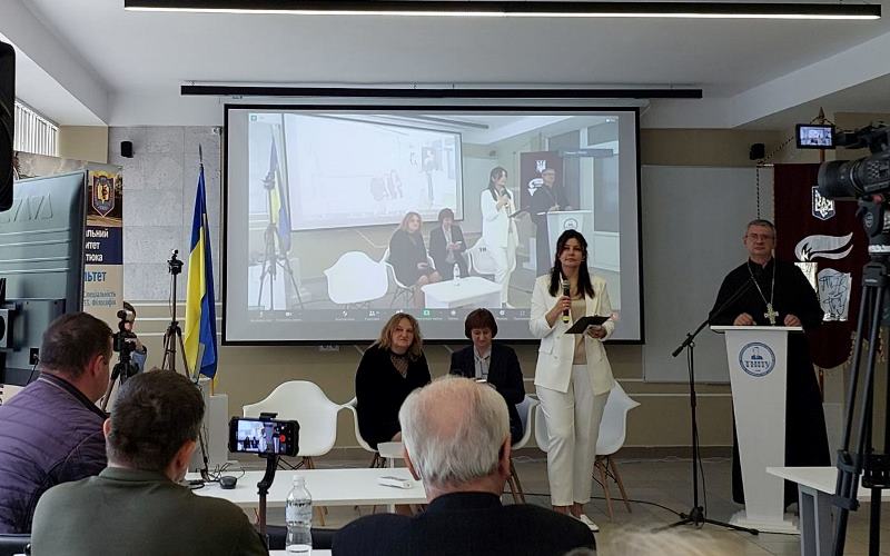 о. Віталій Козак відповідає на запитання учасників конференції