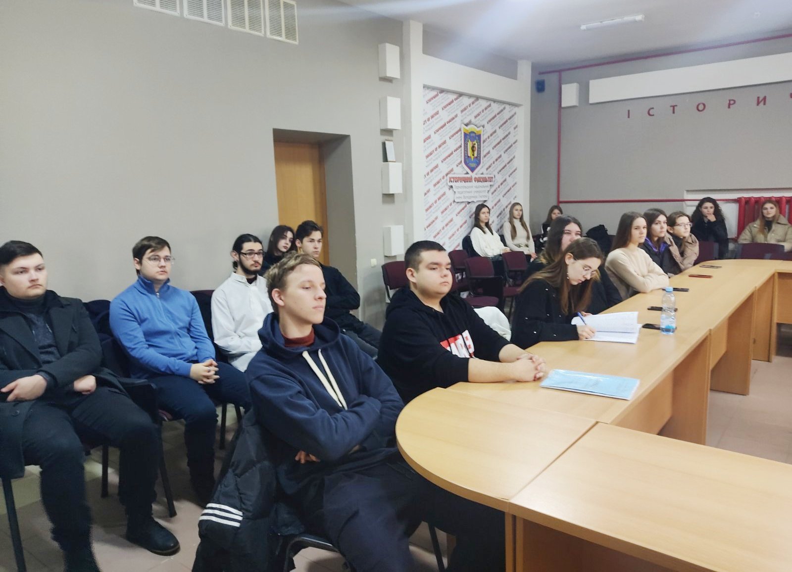 Замислились...