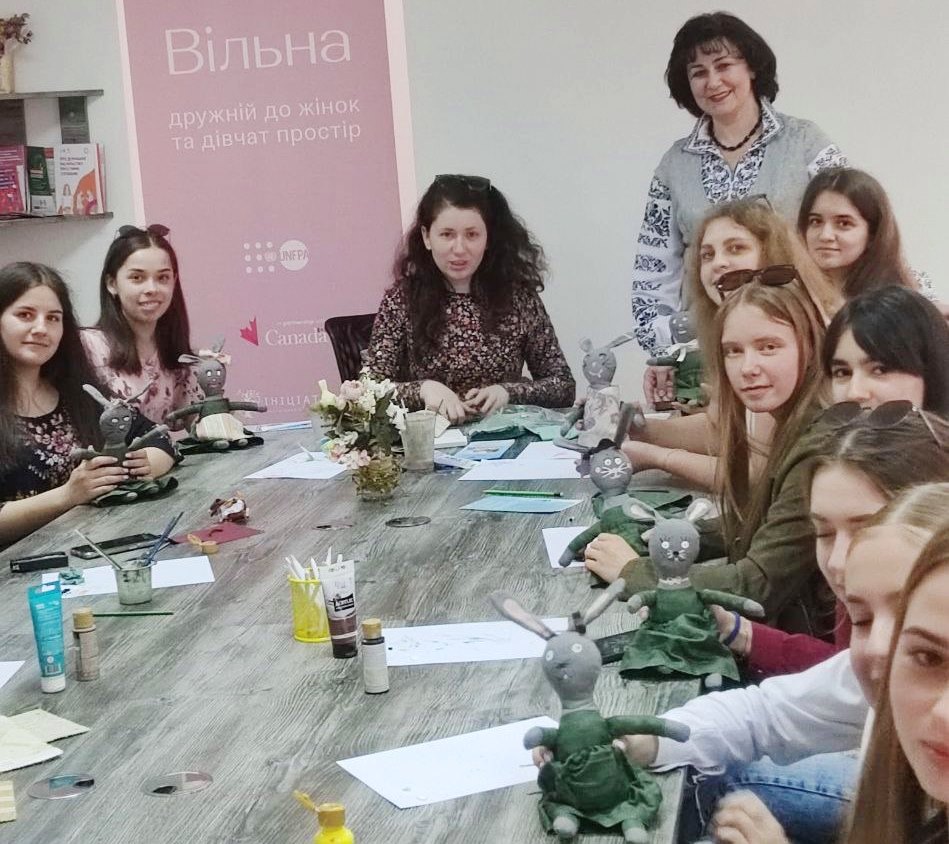 Майстиня Ірина Абрам'юк, психологиня Ольна Кізь у дружньому колі студенток спеціальності ''дошкільна освіта'