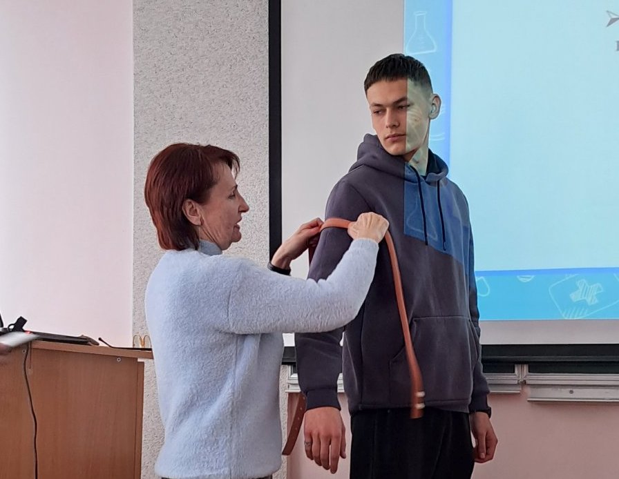 Доцентка Світлана Збігнівна навчає правильно накладати джут