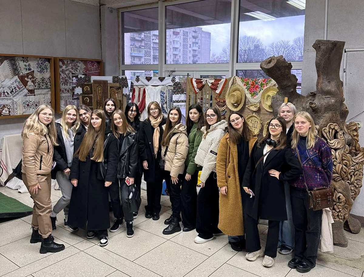Біля експозиції народних виробів