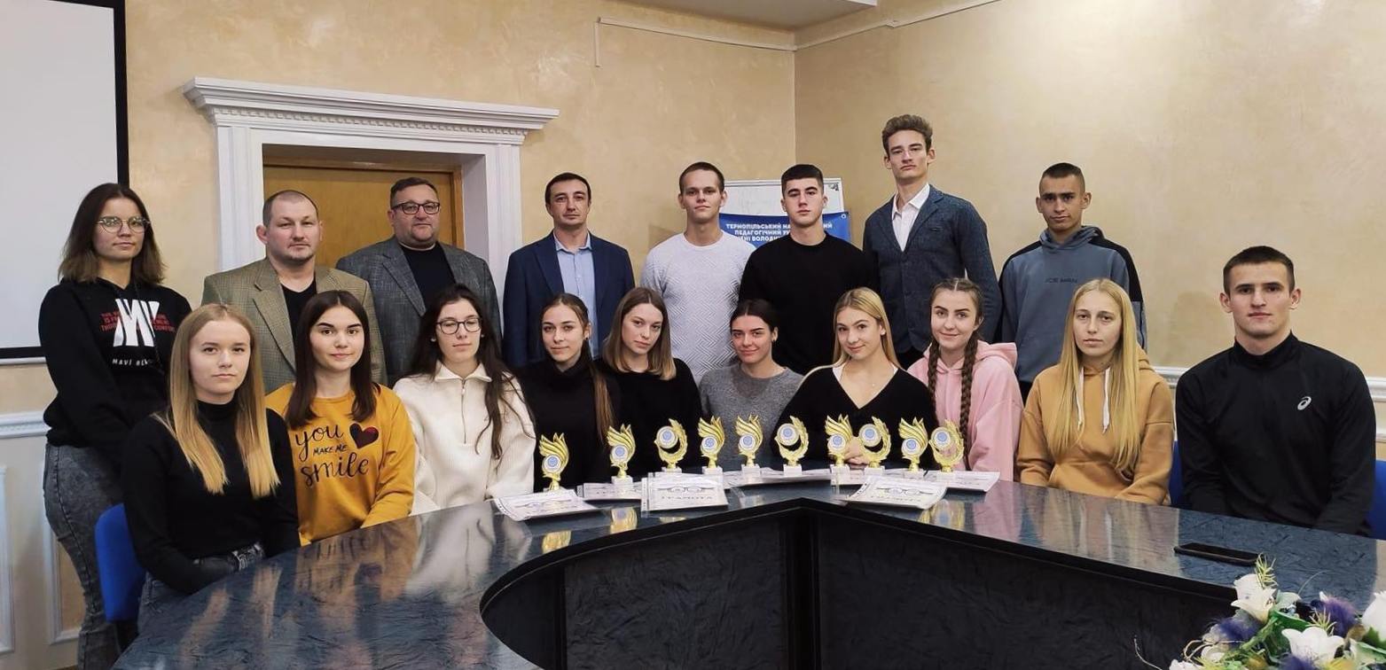 доповідачі отримали пам'ятні подарунки 