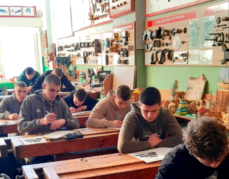 Учасники виконують завдання теоретичного туру