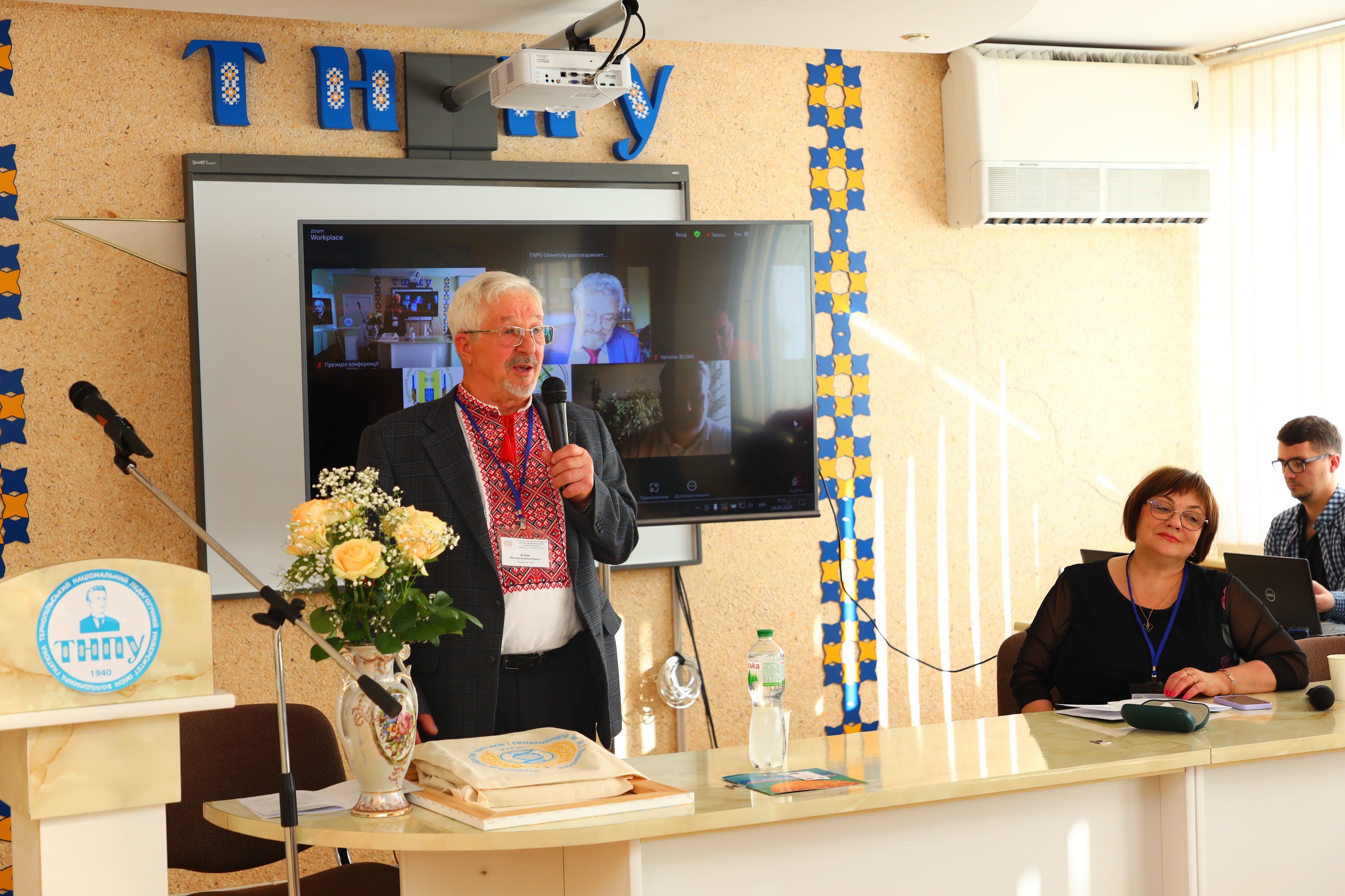 На фото член-кореспондент НАН України Віктор Кунах і перший проректор ТНПУ Надія Дробик