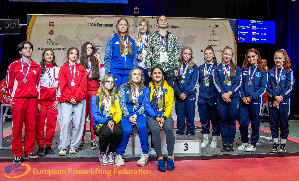Регіна Фурсенко (перша по центру в нижньому ряді) - чемпіонка Європи з пауерліфтингу в командній першості