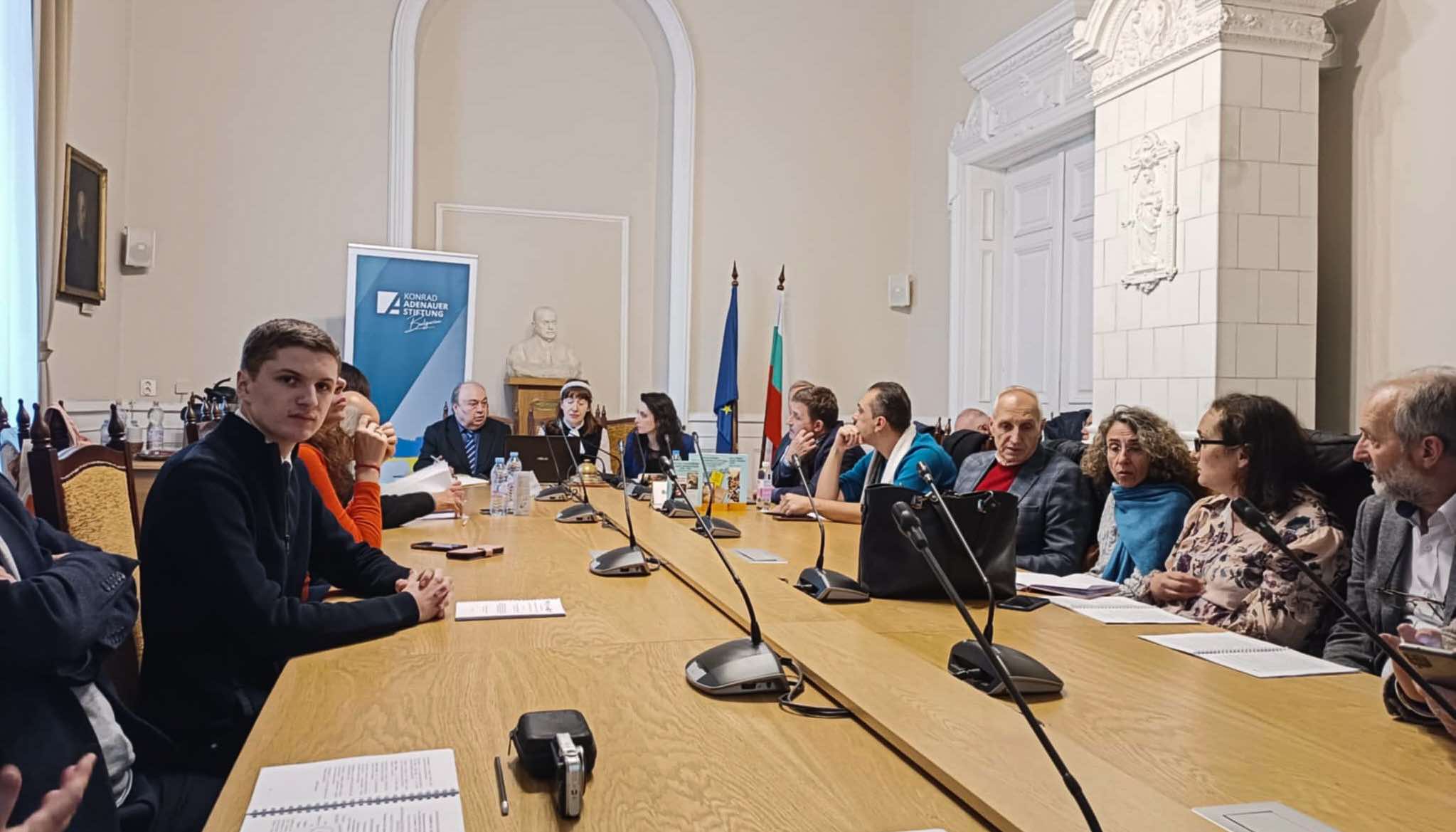 Тарас Катрун виступає з доповіддю
