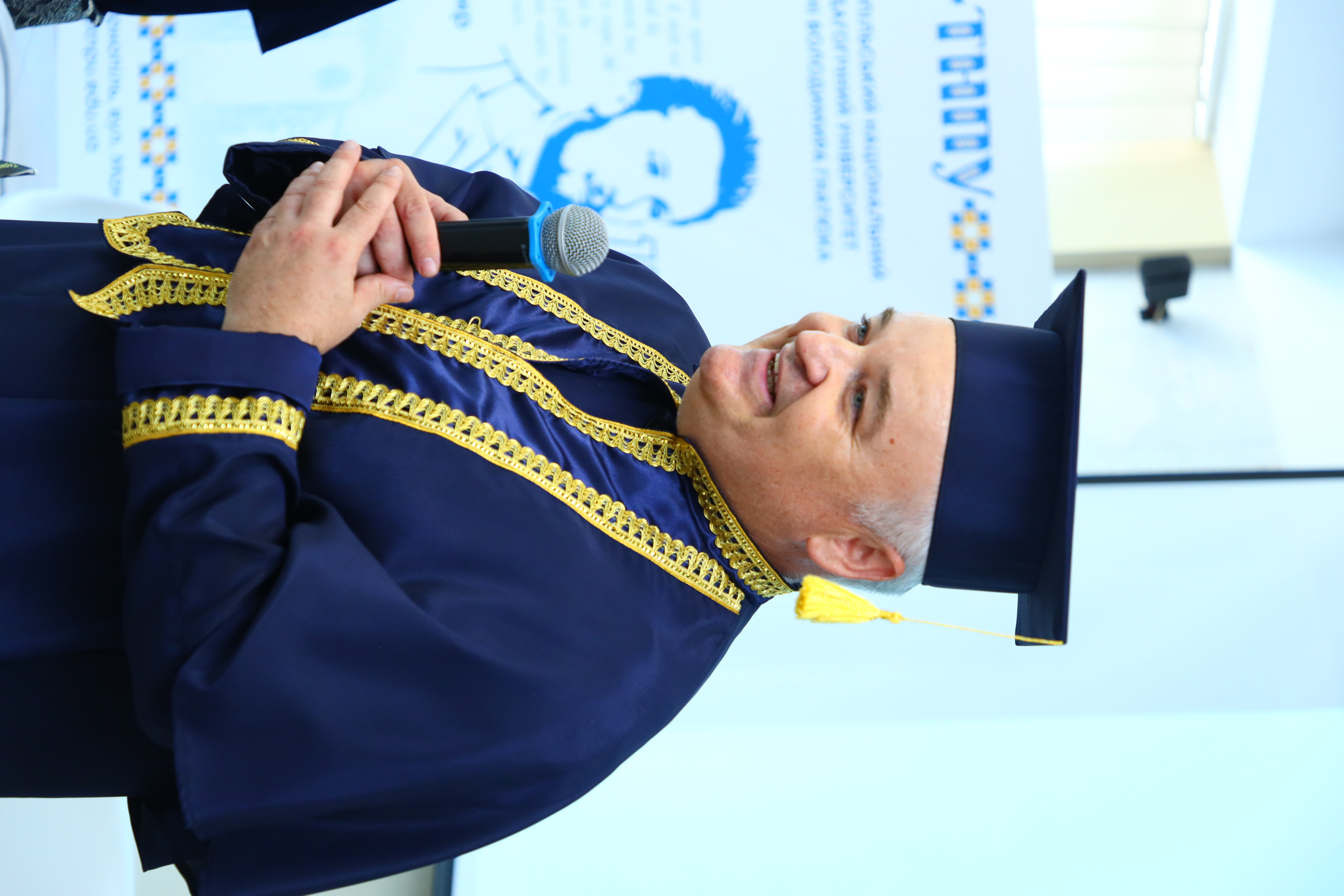 Виступає декан географічного факультету Андрій Кузишин