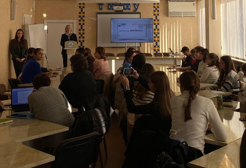 Очільниця з внутрішнього забезпечення якості освіти на факультеті “Філології і журналістики” Синоруб Галина Петрівна та в.о. студентського декана Гавришків Юлія.