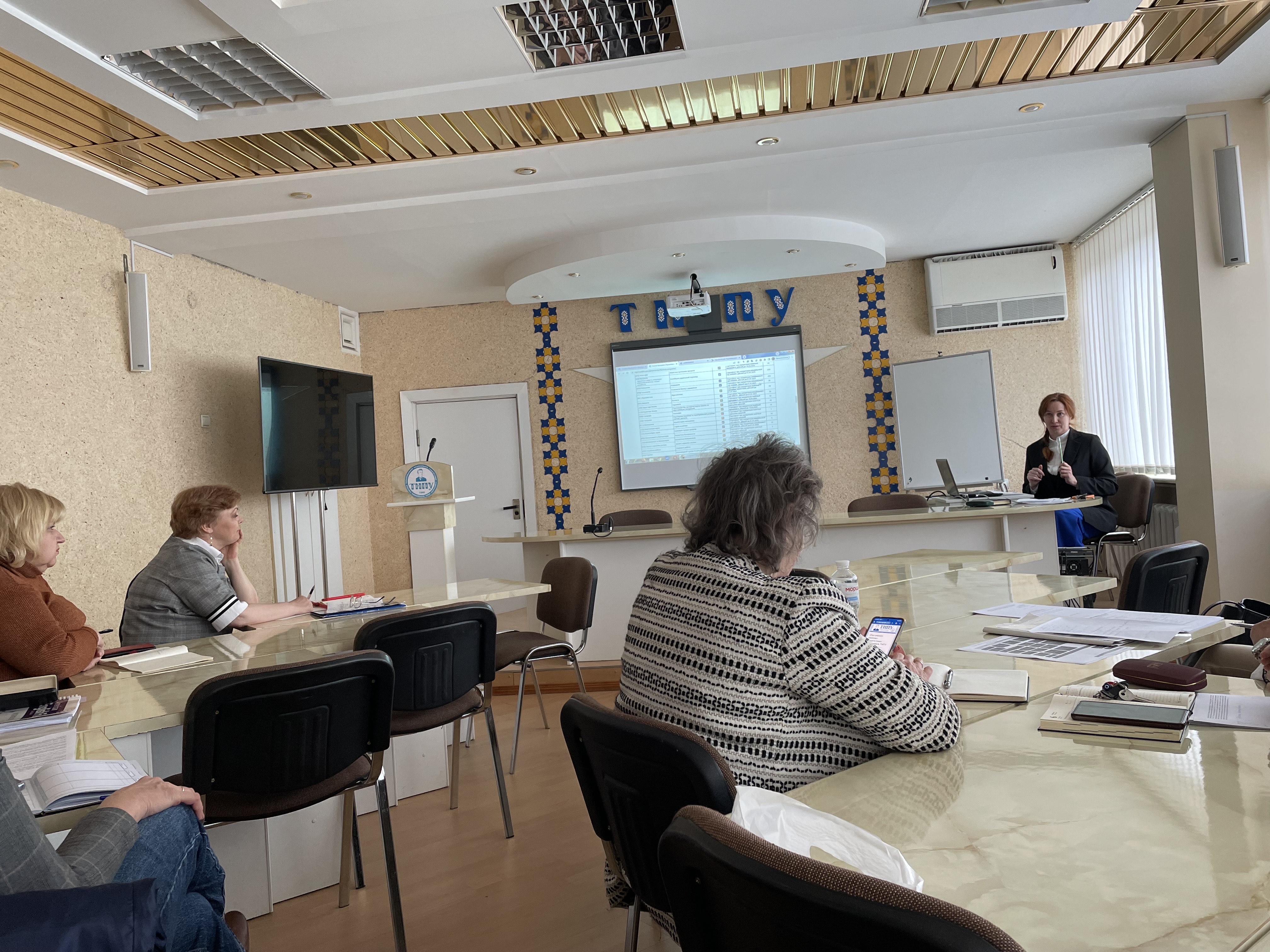 Відбулась робоча зустріч з гарантами освітніх програм на факультеті педагогіки і психології ТНПУ Відбулась робоча зустріч з гарантами освітніх програм на факультеті педагогіки і психології ТНПУ