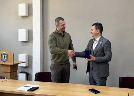 Богдан Бутковський вручив відзнаку Тернопільської обласної ради нагрудний знак «За значний особистий внесок у підтримку і розвиток волонтерського руху Тернопільщини та України» декану Володимиру Кіцаку.