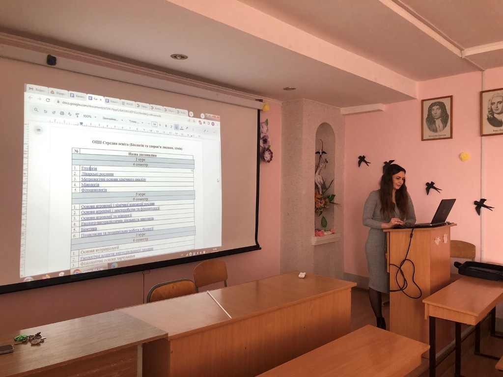 Заступник декана з навчальної роботи доц. Мар’яна Прокоп’як ознайомлює ЗВО з каталогами вибіркових дисциплін професійного спрямування Заступник декана з навчальної роботи доц. Мар’яна Прокоп’як ознайомлює ЗВО з каталогами вибіркових дисциплін професійного спрямування