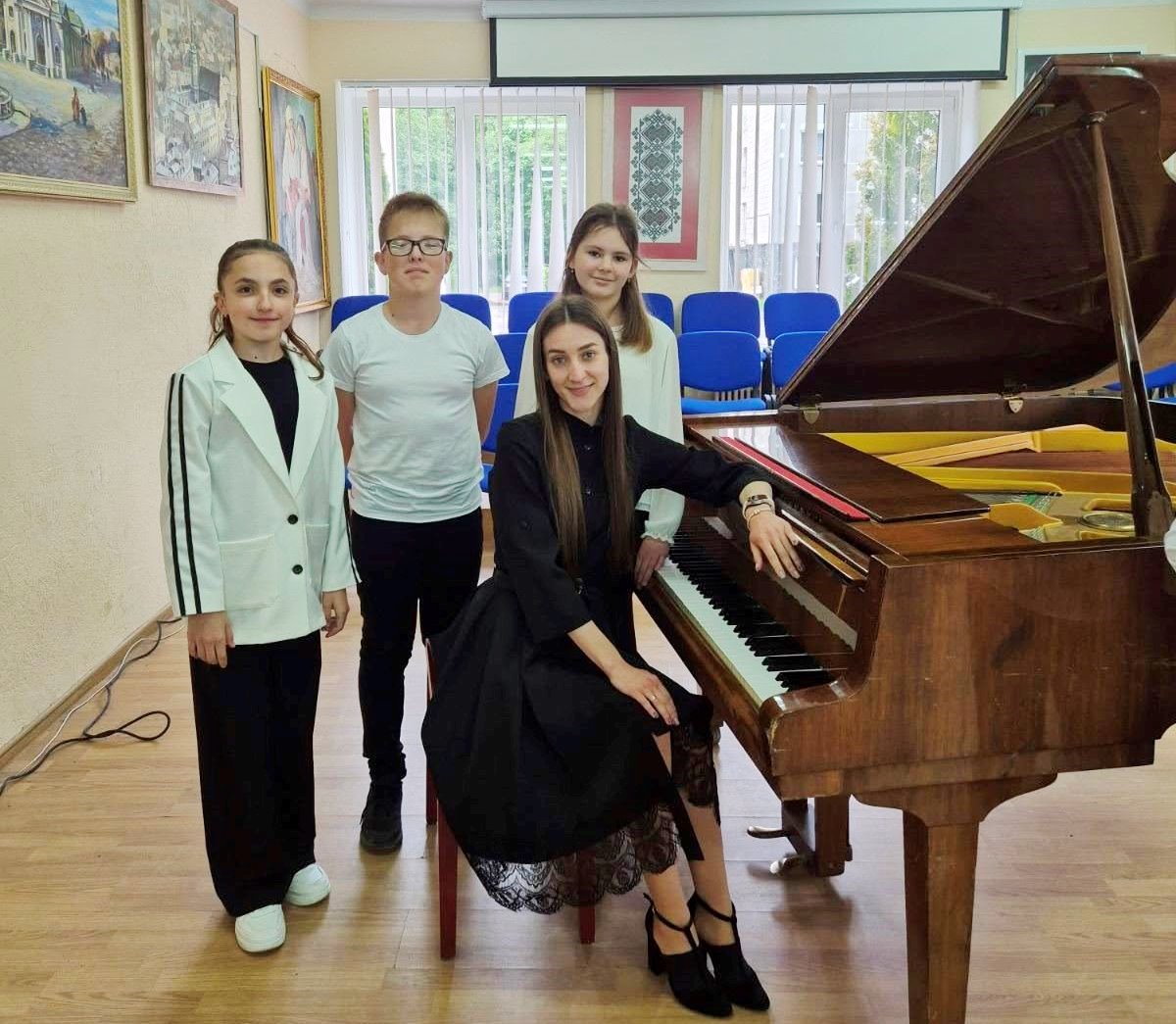   Клас викладача Ірини Бобко (випускниці факультету мистецтв).jpg