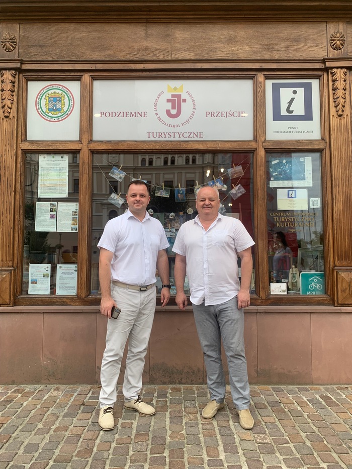 Біля Центру туристично-культурної інформації міста Яр〓слав