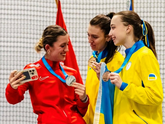  Нагородження переможниці та призерів в стрибках у висоту