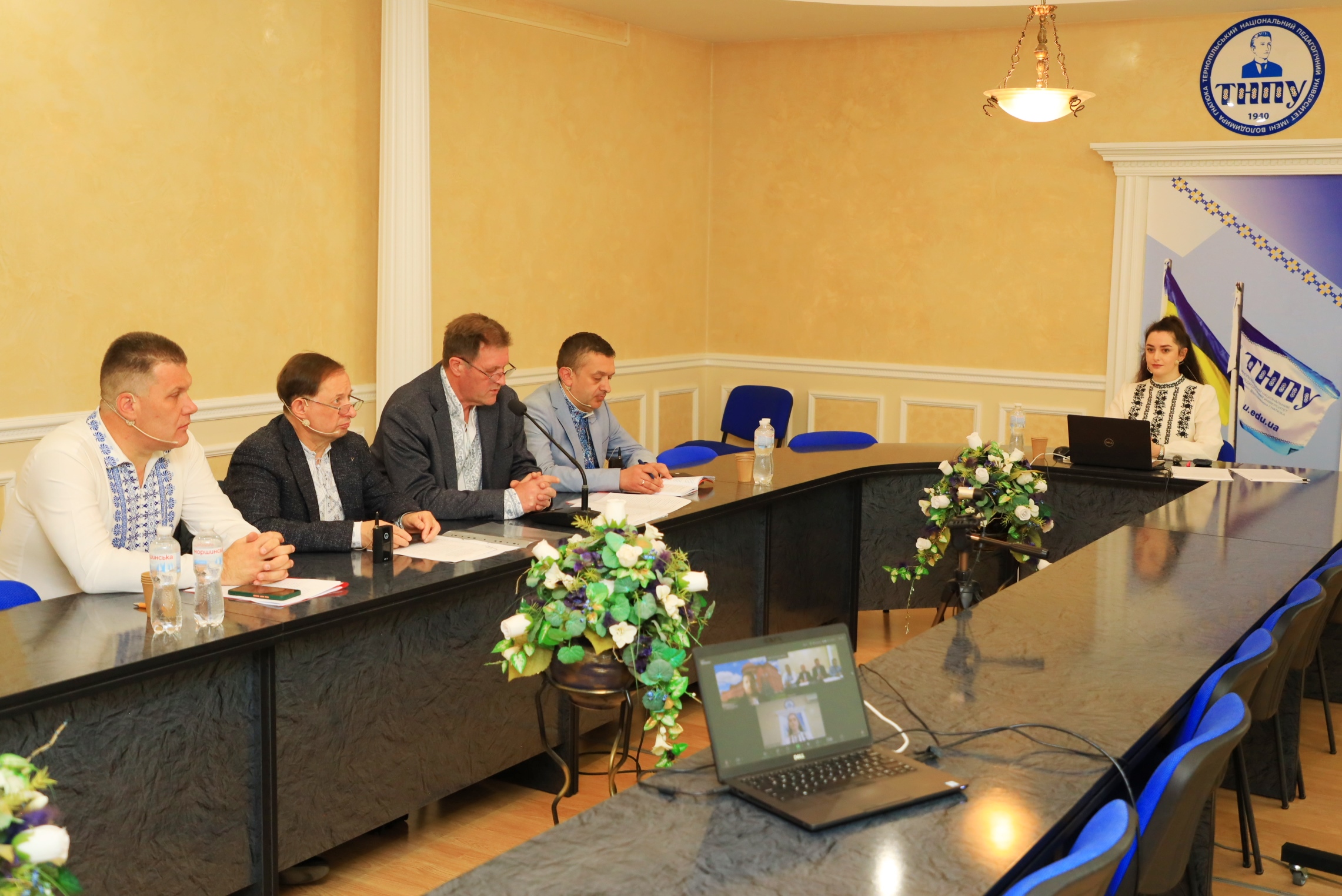  Триває засідання.JPG