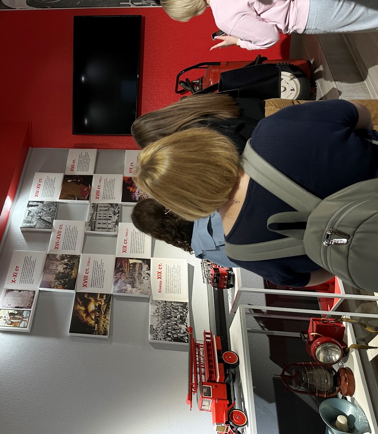  Студенти оглядають експозицію музею.jpeg