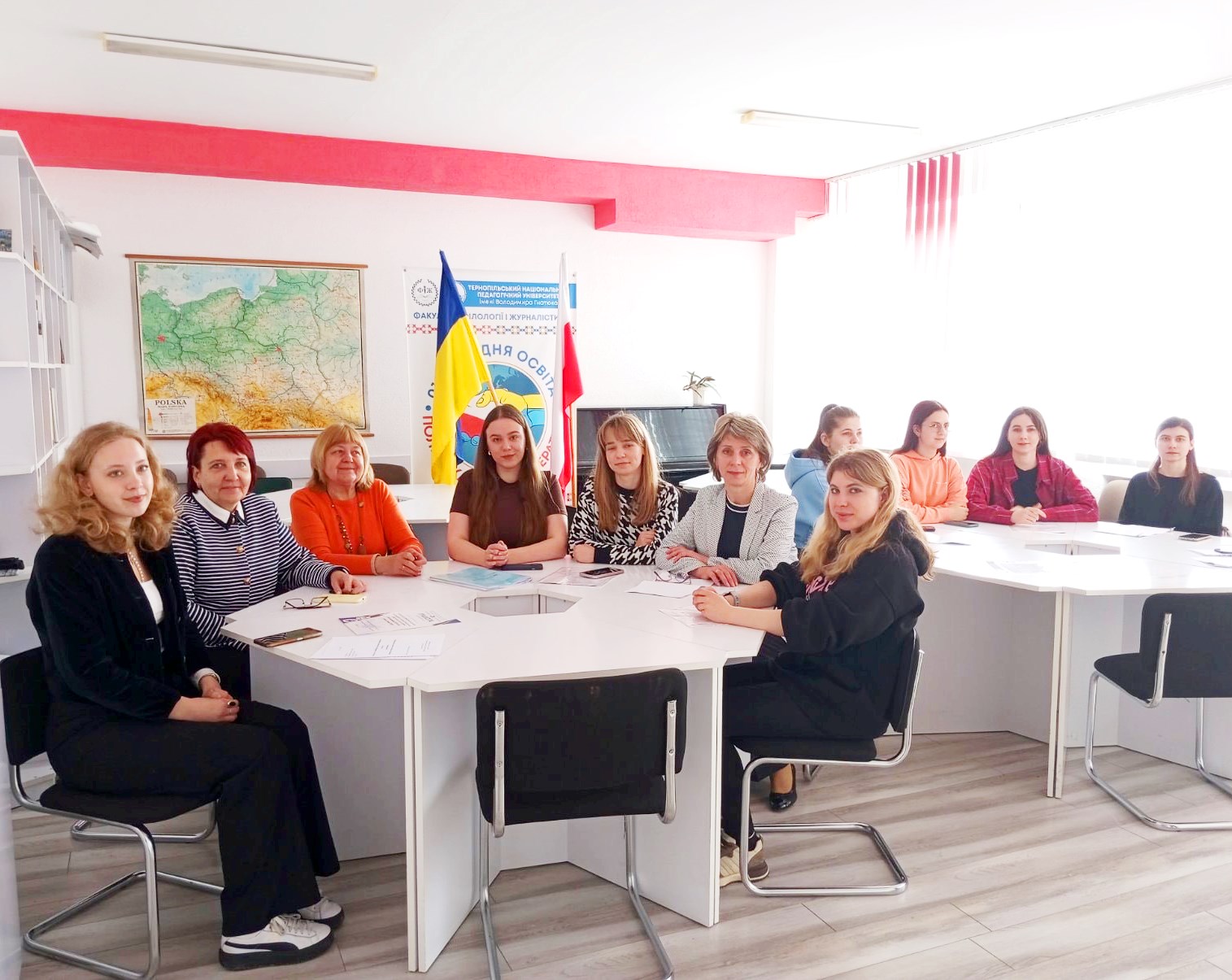 На заході також були присутні декан факультету і викладачі кафедри української мови та славістики..jpg