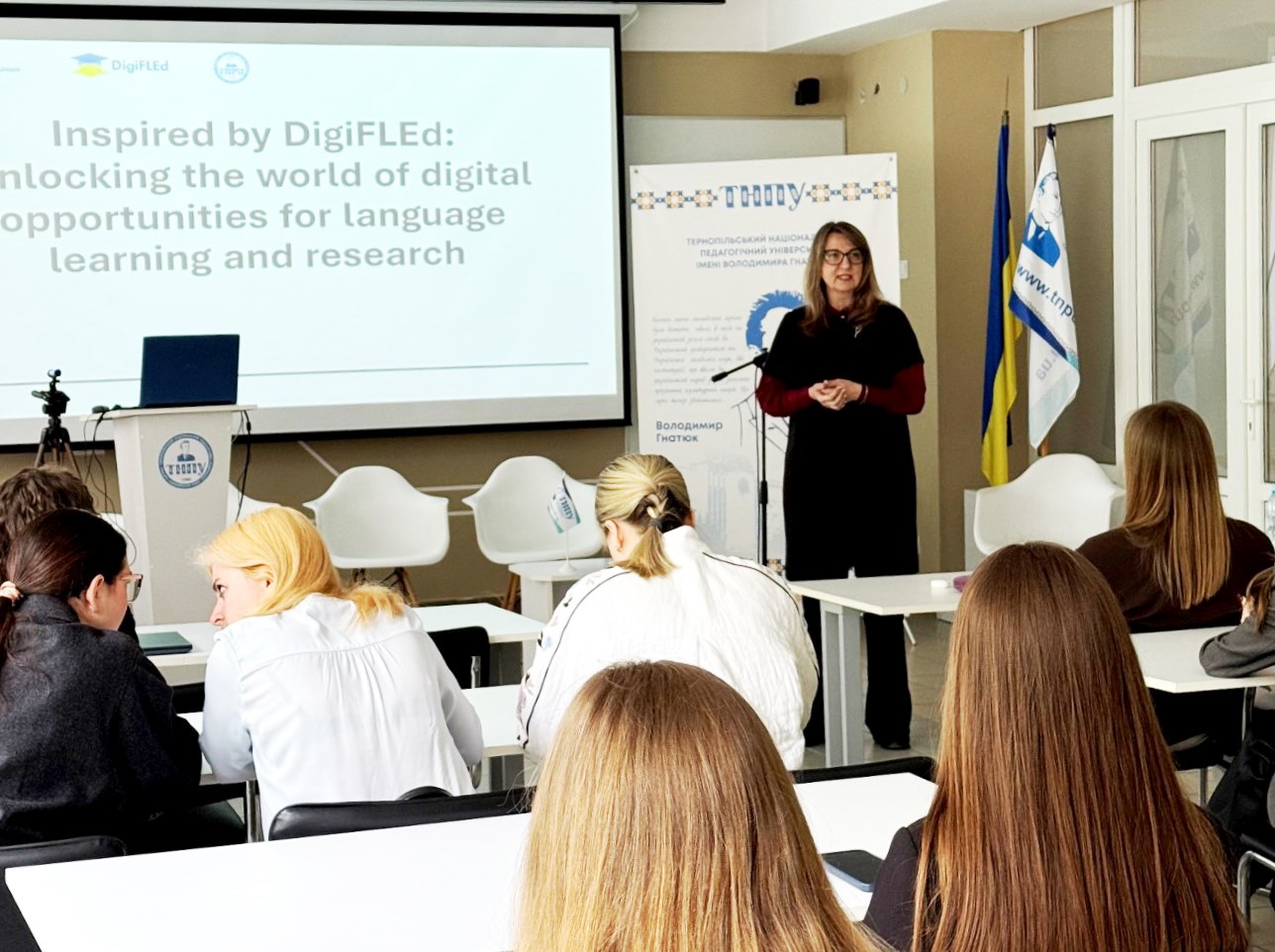   Менеджерка проєкту доцент Ольга Довбуш презентує інформацію про DigiFLEd.jpg