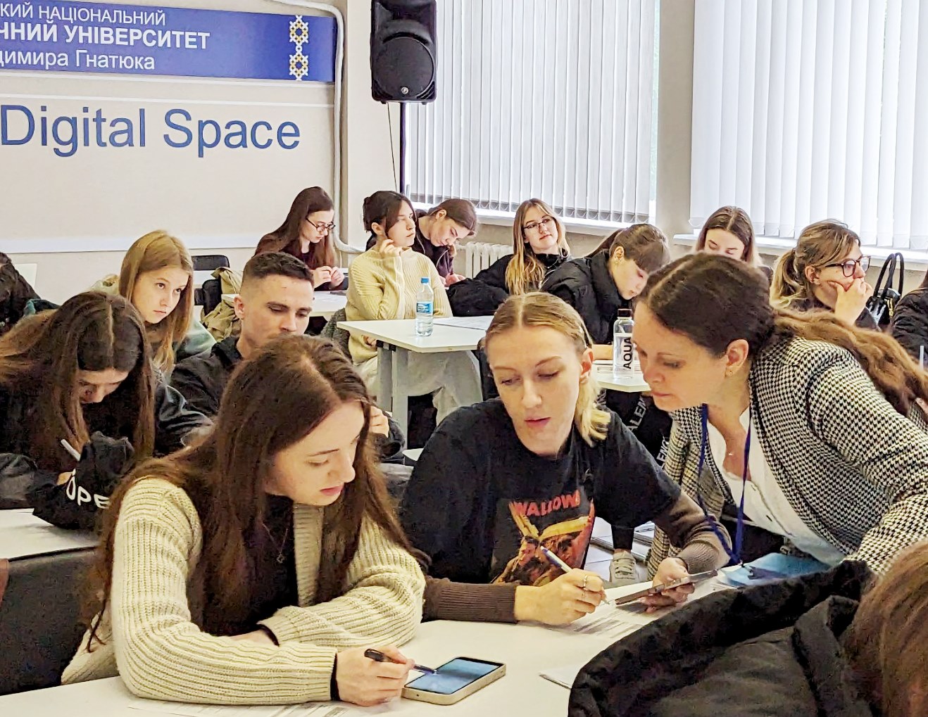   Жвавий робочий процес на зустрічі з працевлаштування.jpg