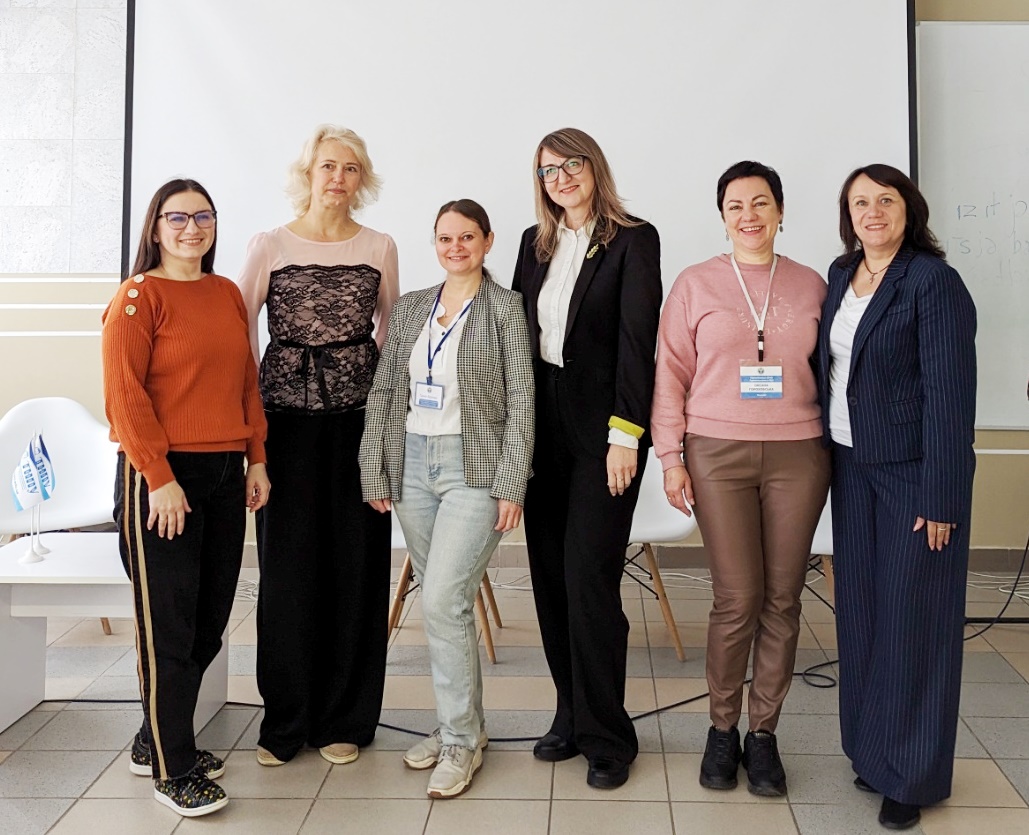  Організатори разом з учасниками кар'єрної зустрічі.jpg