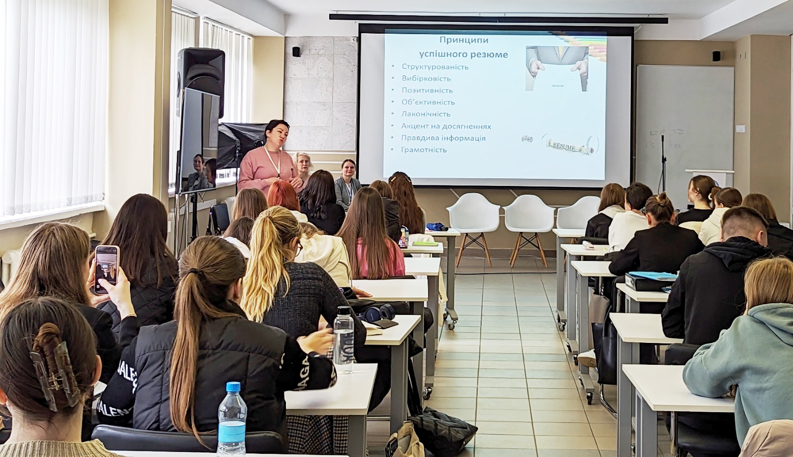  Студенти дізнаються про складові успішного резюме.jpg