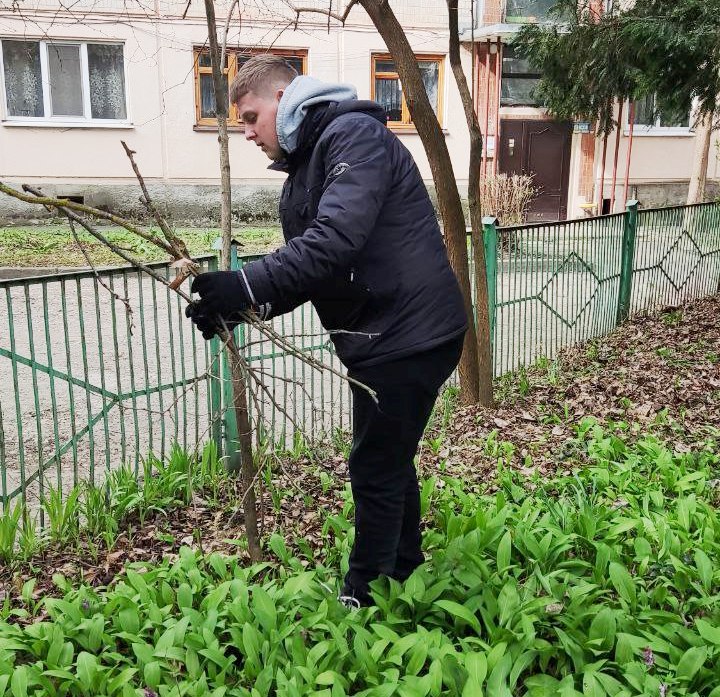 Здобувачі 1-го курсу зібрали сухі гілки та вирубані однорічні пагони.jpg