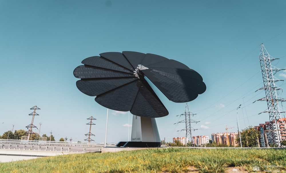 Перша у країні сонячна електростанція у формі квітки соняха