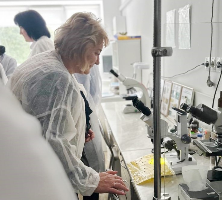   Зав. кафедри ботаніки та зоології, проф. С. Пида аналізує фітопастки.jpg