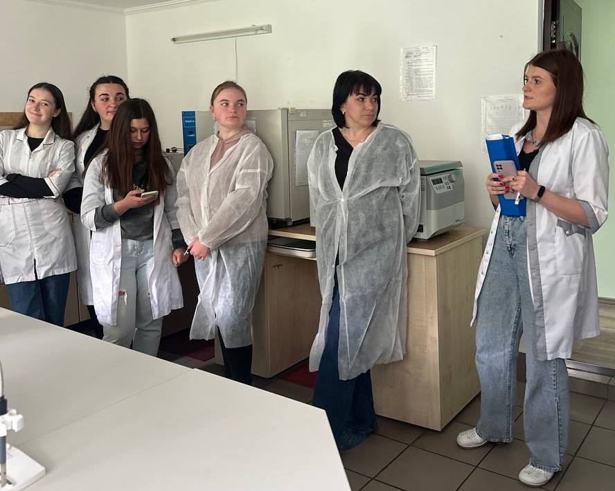   Знайомство з роботою фітосанітарної лабораторії.jpg