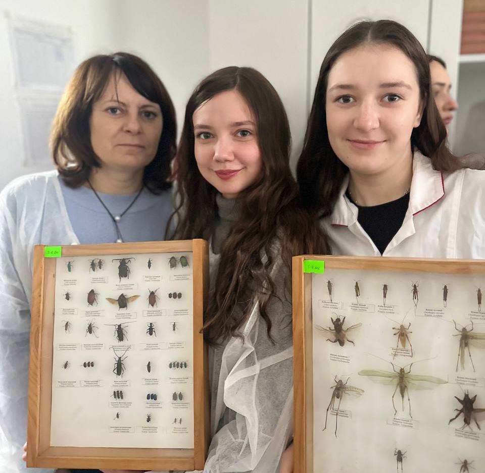  О. Мацюк, Н. Онищук, М. Баб'як з колекціями шкідників.jpg