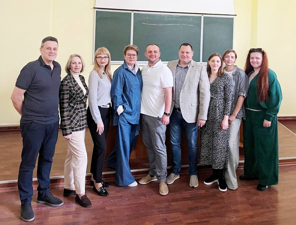   Викладачі факультету іноземних мов разом із запрошеними лекторами.jpg