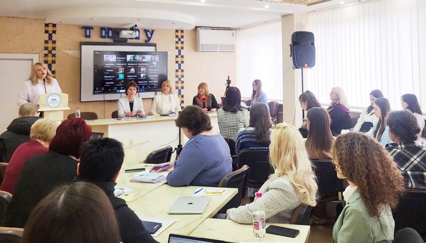 Активна робота учасників конференції під час пленарного засідання.jpg