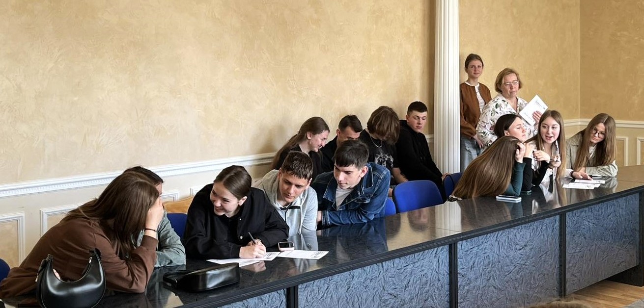 Обговорення кейсів у групах.jpg