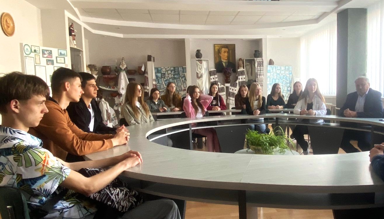 Екскурсія в музей  Володимира Гнатюка.jpg