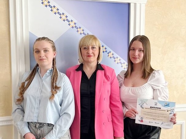  Студентки Галицького коледжу з організаторкою медіашколи Галиною Синоруб.jpg