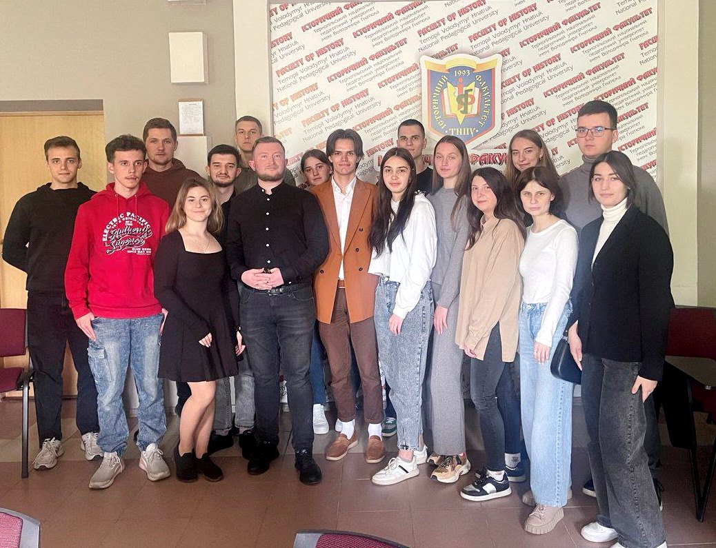   Учасники заходу.jpg