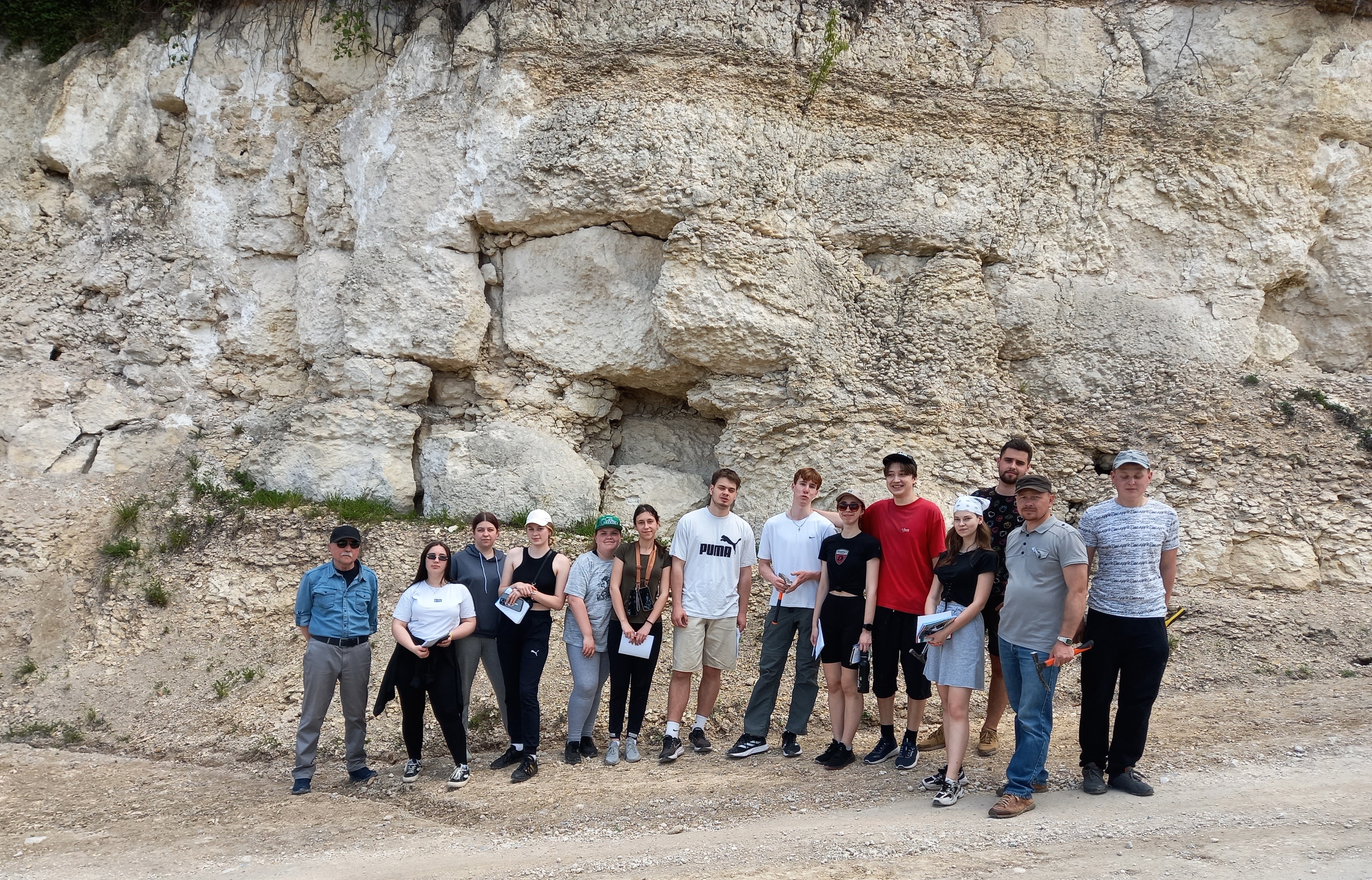   Завершили опис і відбір зразків на відслоненні у с. Хрещатик.jpg