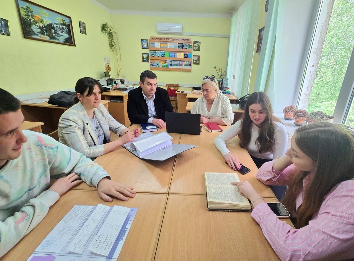  Керівник гуртка Віталій Ачкан підсумовує роботу за рік.jpg