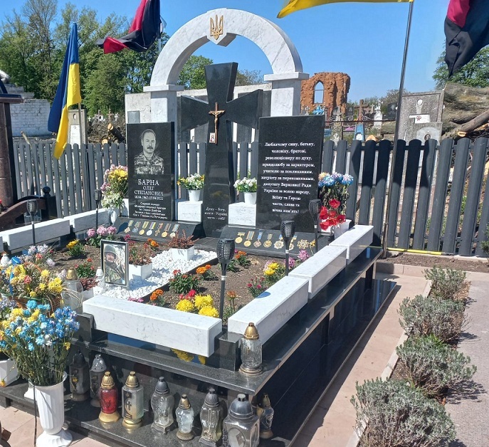 На могилі у Героя України ОЛЕГА БАРНИ у с. Білобожниця