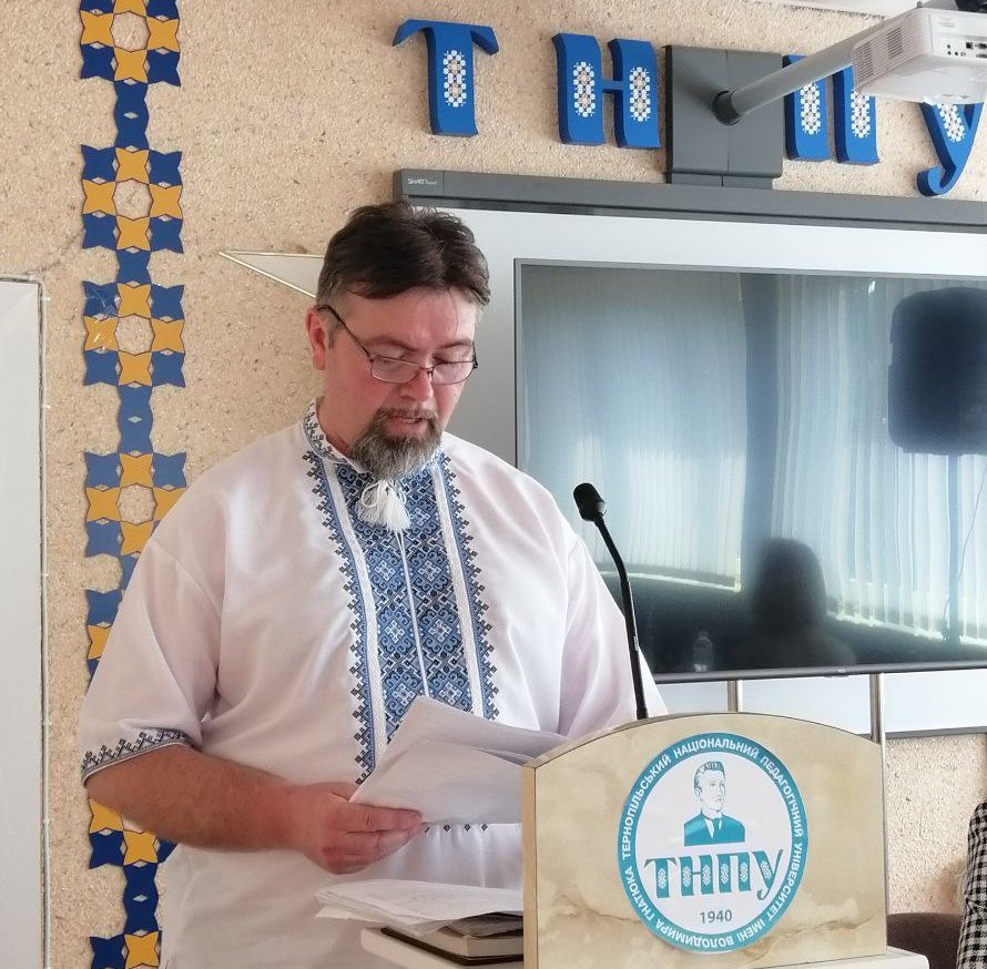 Здобувач Хоміцький В. знайомить спецраду з основними результатами дисертаційної роботи.jpg