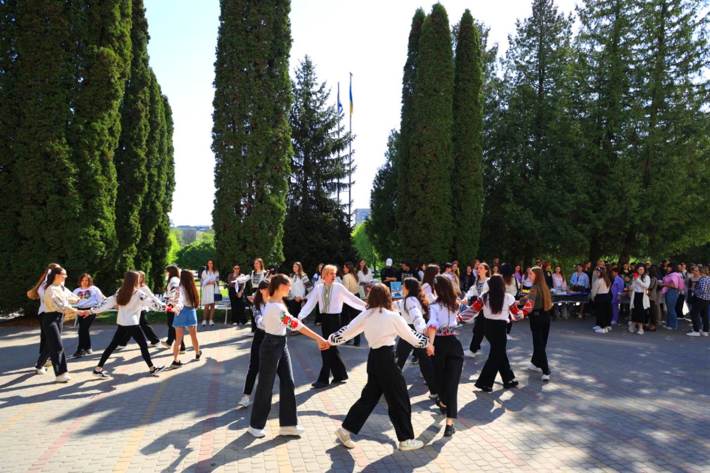 Гаївка "Нема саду-винограду"