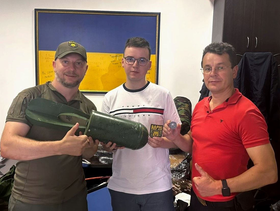  Командир взводу 10-ОГШБр ''Едельвейс'' Степан Барна, староста групи бакалаврів Олексій Фік та декан історичного факультету Володимир Кіцак. Корпус фугасної авіабомби для квадрокоптерів, шеврон та коін підрозділу ''Б.jpg
