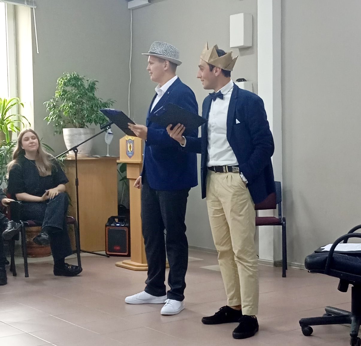 Зі сценки ведучих В. Видаша і Б. Хомика.jpg