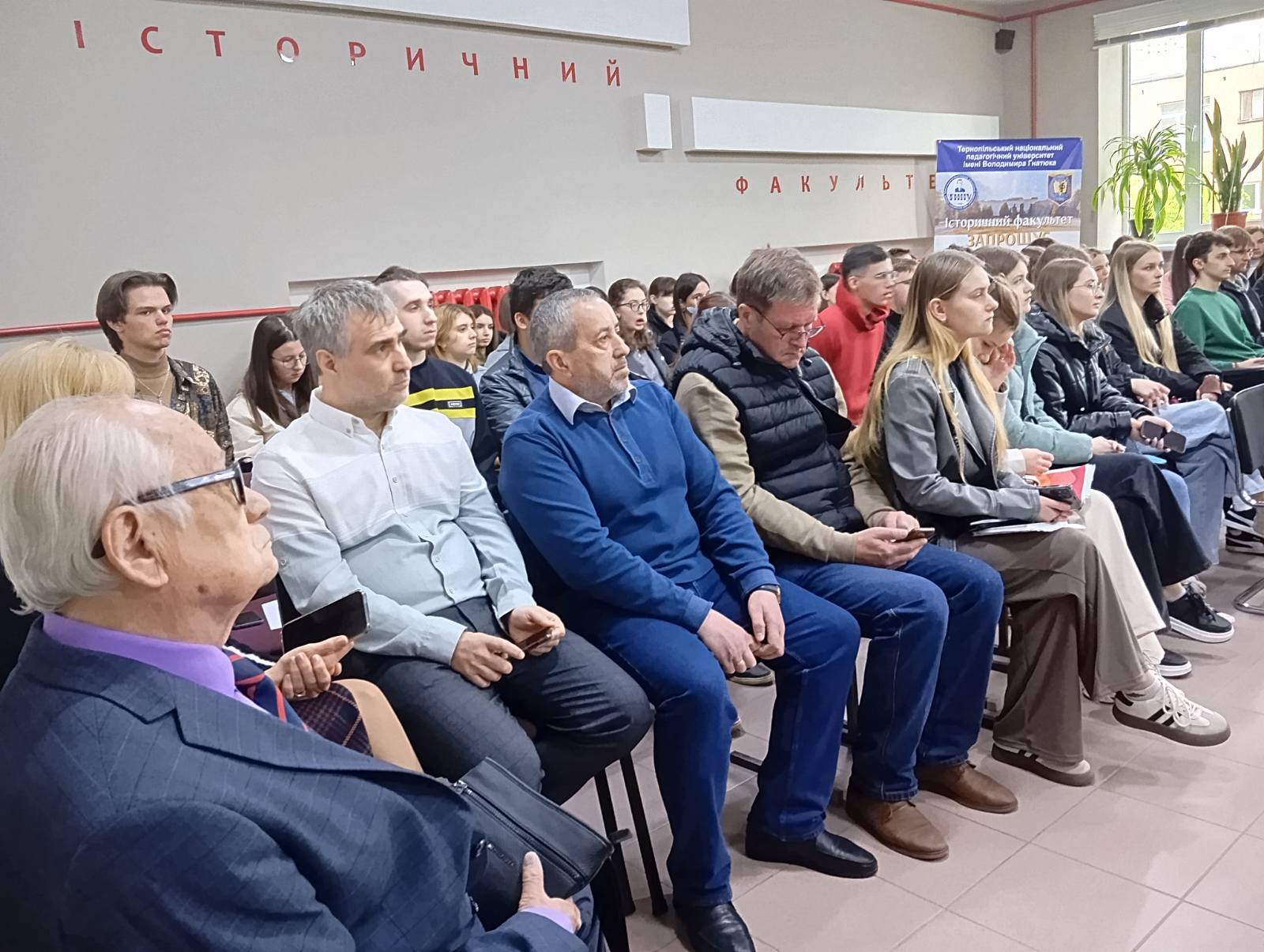 Студенти і викладачі факультету - на святі.jpg