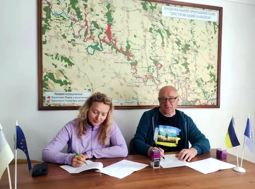 Директор НПП «Дністровський каньйон» Миронюк Степан Богданович підписує договір про співпрацю між НПП та Тернопільським національним педагогічним університетом імені Володимира Гнатюка.