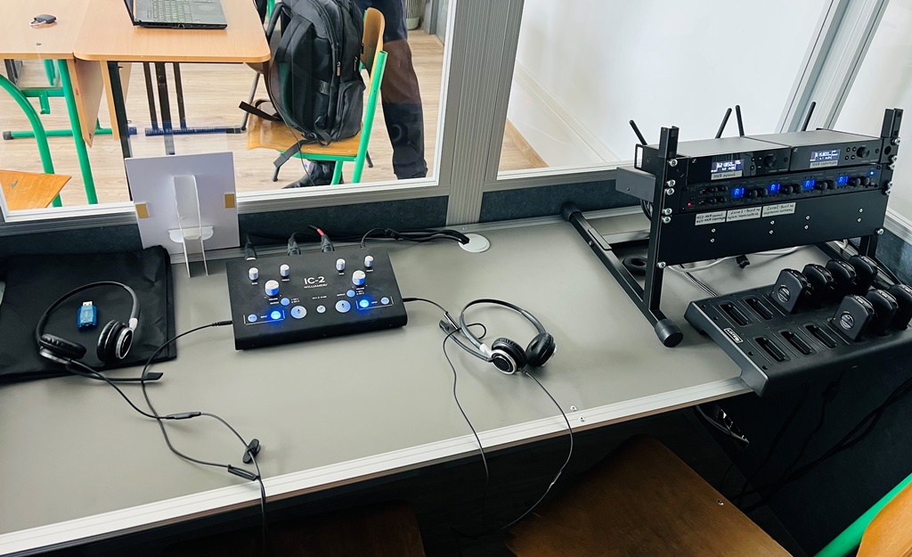 Обладнання у кабінці синхронного перекладу у КНУ ім. В. Стефаника.jpg