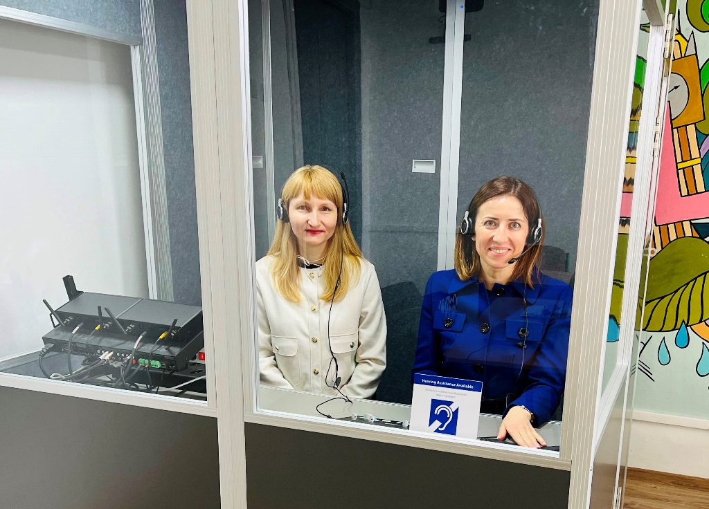 Доц. Тетяна Цепенюк та доц. Оксана Куца у кабінці синхронного перекладу.jpg