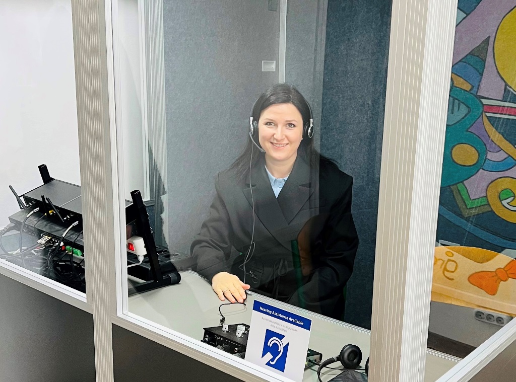 Доц. Мар’яна Караневич у кабінці синхронного перекладу.jpg