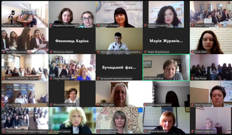 Студентки групи ПОст-12 Баштанікова А. А. та Кипаца М. Л. на конференції.